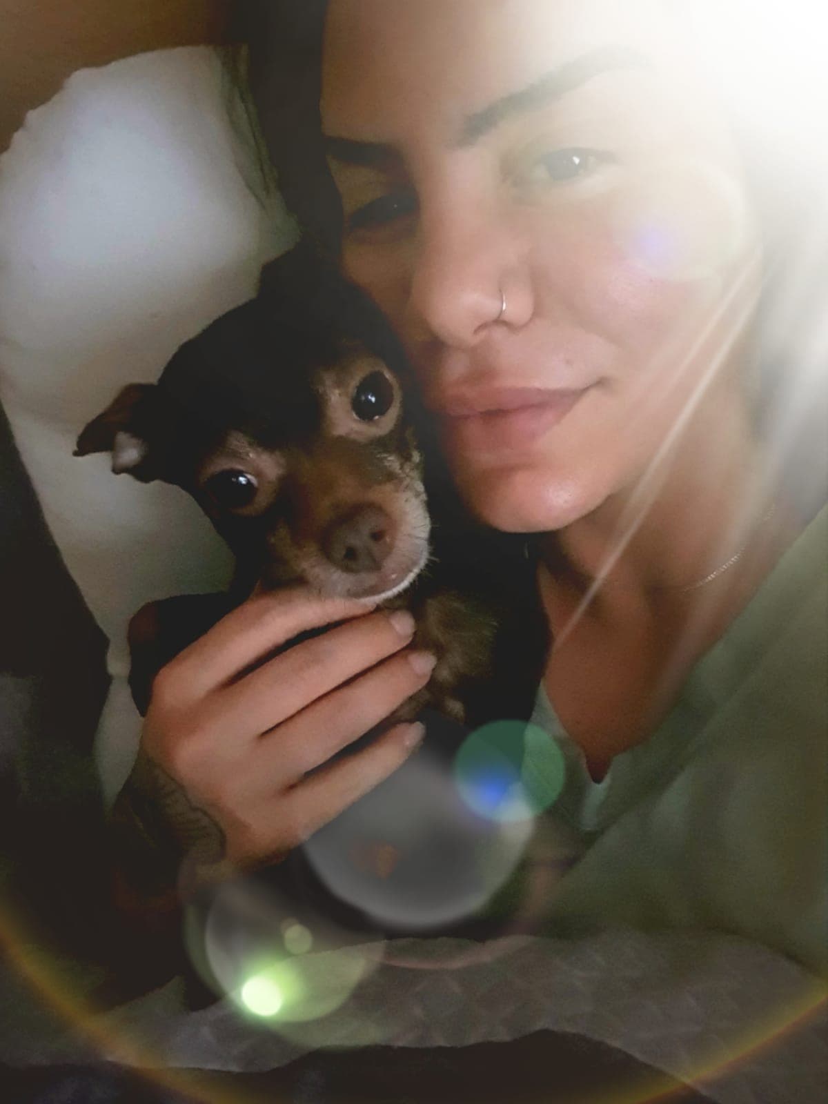 Sellissa mit einem kleinen Hund auf dem Arm